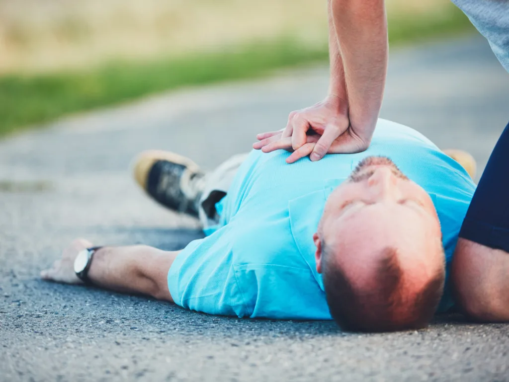 ปฐมพยาบาลฮีทสโตรก วิธีช่วยเหลือเบื้องต้นที่ถูกต้อง